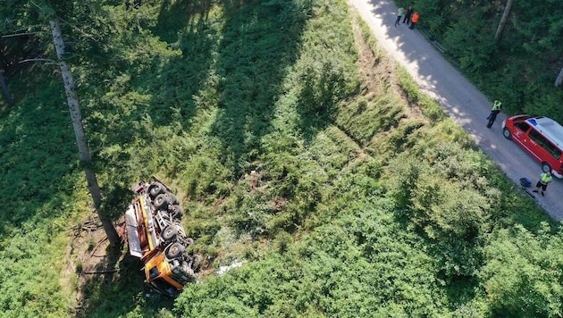 Der Lkw rutschte einen Hang hinab  (Bild: Werner Kerschbaummayr/Kaltenleitner)