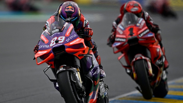 There was already an intense duel between Jorge Martin (left) and Francesco Bagnaia in qualifying at Spielberg. (Bild: APA/AFP/JULIEN DE ROSA)