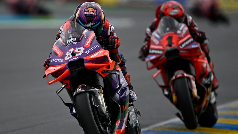 Jorge Martin (li.) und Francesco Bagnaia (Bild: APA/AFP/JULIEN DE ROSA)