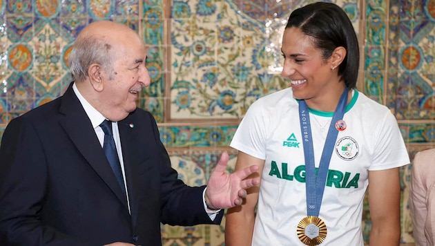 Imane Khelif was received by Algerian President Abdelmadjid Tebboune. (Bild: AFP/APA/ALGERIAN PRESIDENCY FACEBOOK PAGE)