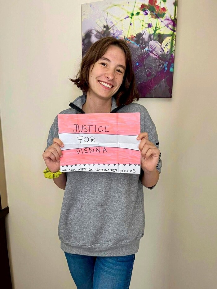 Sarah hat ihre Botschaft an Taylor auf einem Plakat festgehalten.