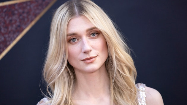 Elizabeth Debicki has now revealed that she had to consciously break the habit of acting like Princess Diana after her role in "The Crown". (Bild: APA/AFP/ETIENNE LAURENT)