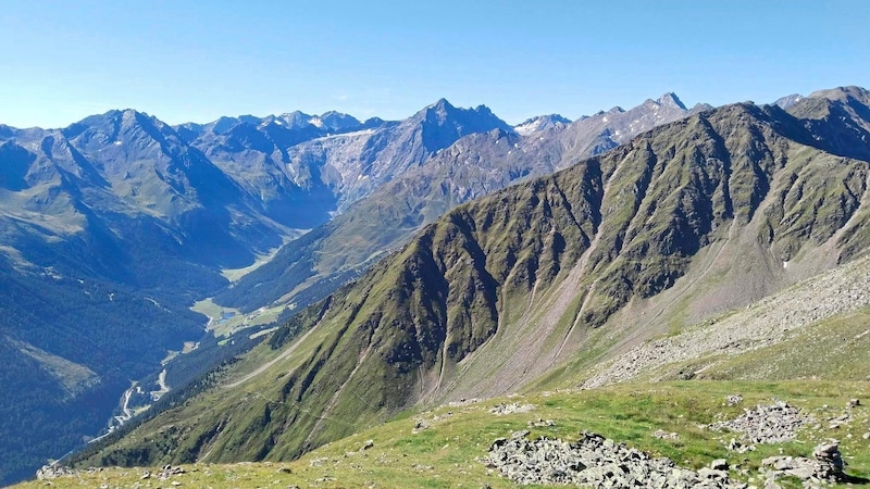 To the south is the Lüsener Fernerkogel with its spectacular icefall (back left). (Bild: Peter Freiberger)