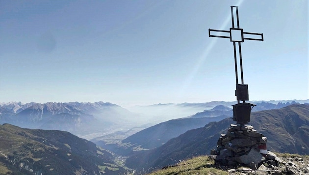 An almost mystical morning atmosphere at the summit of the Freihut. The Sellraintal valley winds its way out into the Inntal valley. (Bild: Peter Freiberger)