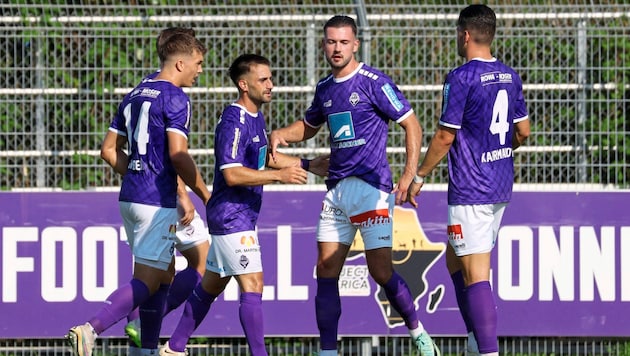 The players from Austria Salzburg face Hohenems. (Bild: Tröster Andreas/Kronen Zeitung)