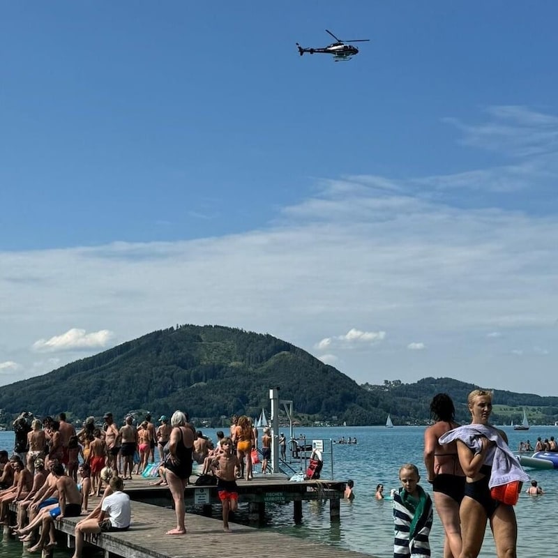 Der Polizeihelikopter schwebte über dem Attersee, auf der Suche nach dem vermissten Kind (Bild: Steffi N.)