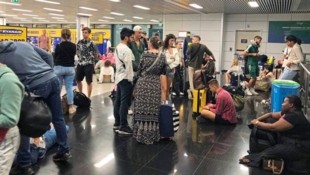 Am Flughafen Rom-Fiumicino spielten sich chaotische Szenen ab. Ryanair ließ die Fluggäste im Stich. Die 40 Österreicher mussten mehr als zwei Tage auf ihren Abflug warten. (Bild: Janice J.)