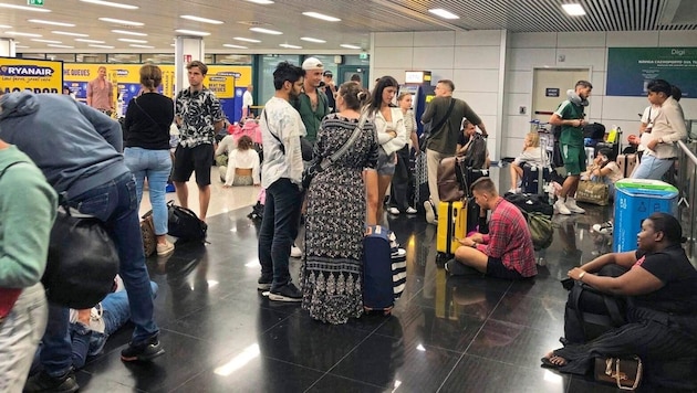 Chaotic scenes unfolded at Rome Fiumicino Airport. Ryanair left the passengers in the lurch. The 40 Austrians had to wait more than two days for their departure. (Bild: Janice J.)