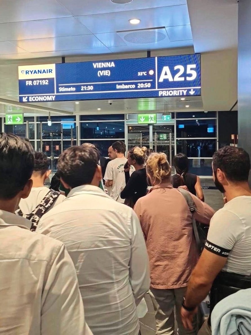 The passengers held out at the airport for two days waiting for their return flight to Vienna-Schwechat. (Bild: Janice J.)