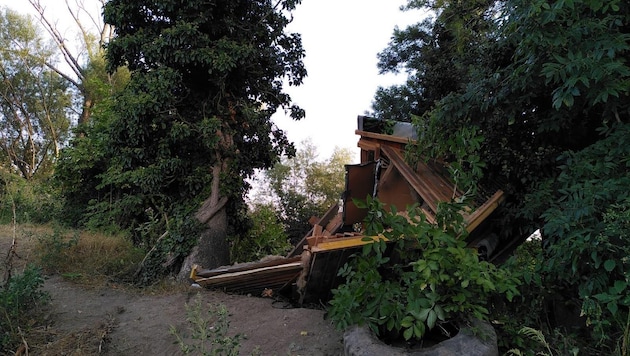 All that remains of the tree house in the Fischa-Au near Lichtenwörth is rubble. (Bild: Verrnunft statt Ostumfahrung)