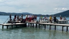 Wo steckt es nur? In Weyregg am Attersee wurde hektisch nach dem verschwundenen Mädchen gesucht. (Bild: R. Loy)