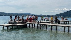 Wo steckt es nur? In Weyregg am Attersee wurde hektisch nach dem verschwundenen Mädchen gesucht. (Bild: R. Loy)