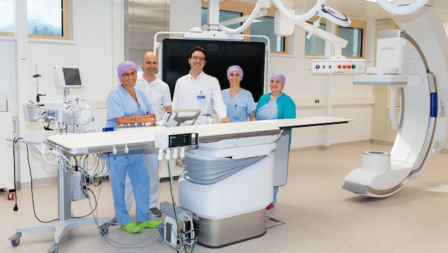 St. Johann primary physician Peter Rainer (center) with colleagues in the fully equipped examination room for heart patients. (Bild: Claudia Egger)