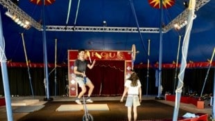 Ferien einmal anders: Kunststücke unterm Zirkuszelt.
