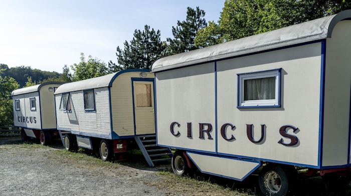 Übernachtet wird stilecht im Zirkuswagen.