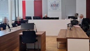 Alle da, nur der Angeklagte hat Besseres zu tun.