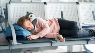 Nervenaufreibend: Wenn der Flieger Verspätung hat oder der Flug gar ganz ausfällt – vor allem wenn man mit Kindern reist. Wir wissen, was Sie dann alles fordern können! (Bild: stock.adobe.com/Irina Velichkina; https://www.shutterstock.com/ru/g/Irina+Malina)