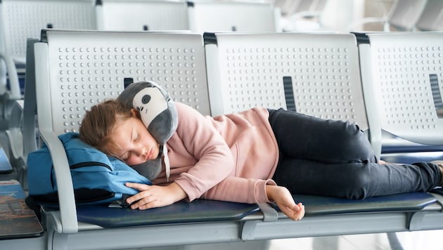 Nerve-wracking: If the plane is delayed or the flight is even canceled altogether - especially if you are traveling with children. We know what you can claim! (Bild: stock.adobe.com/Irina Velichkina; https://www.shutterstock.com/ru/g/Irina+Malina)