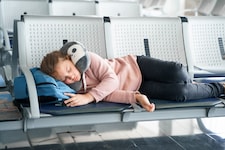 Nervenaufreibend: Wenn der Flieger Verspätung hat oder der Flug gar ganz ausfällt – vor allem wenn man mit Kindern reist. Wir wissen, was Sie dann alles fordern können! (Bild: stock.adobe.com/Irina Velichkina; https://www.shutterstock.com/ru/g/Irina+Malina)