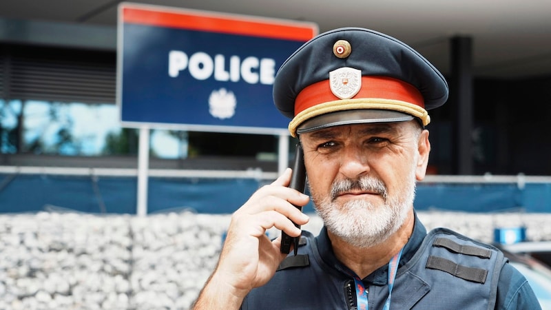 Polizei-Sprecher Fritz Grundnig ist in Spielberg vor Ort. (Bild: Sepp Pail)