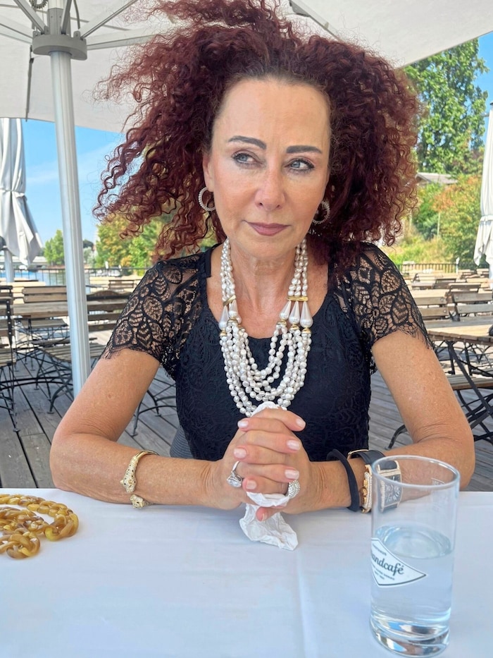 Beim Interview im „Strandcafé“ an der Alten Donau: „Mausi“ tupft sich immer wieder Tränen aus ...