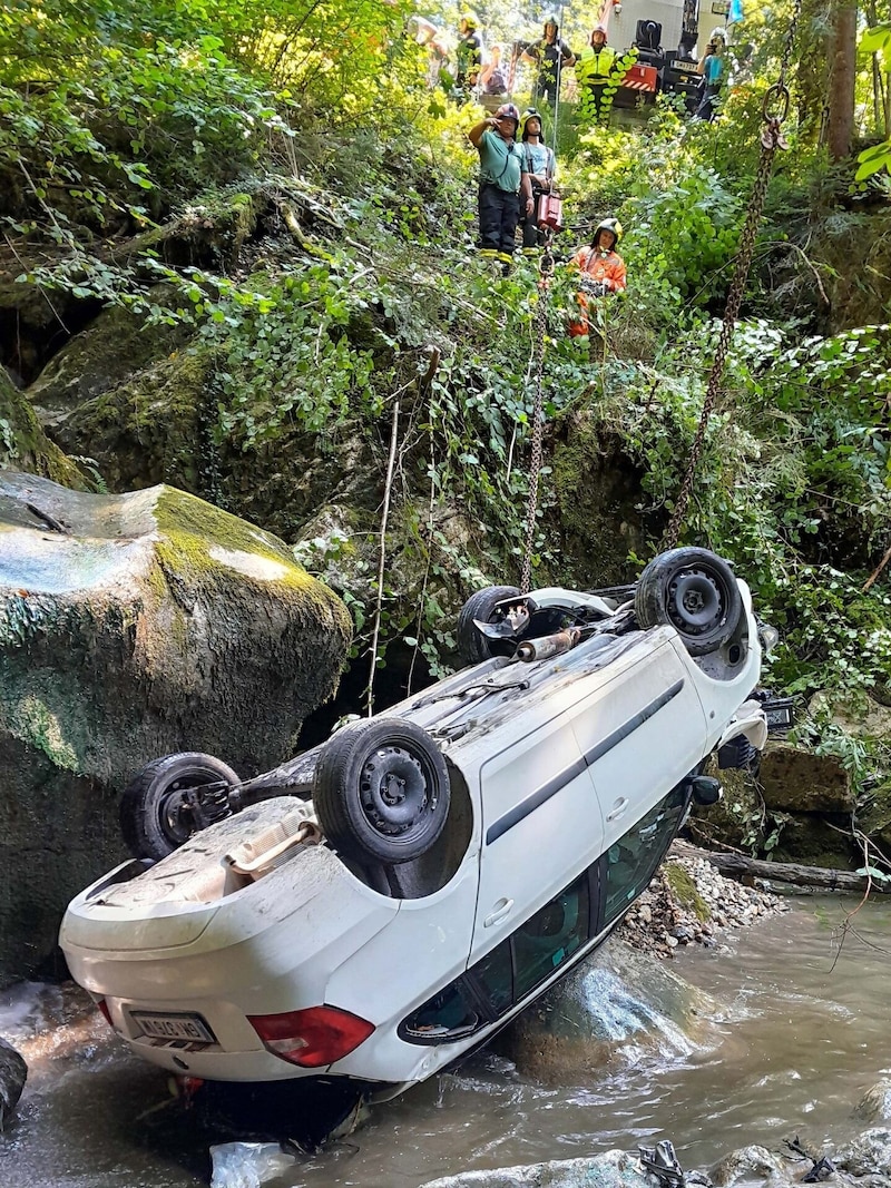 Dieser Unfall war wirklich spektakulär. (Bild: FF Bad Goisern)