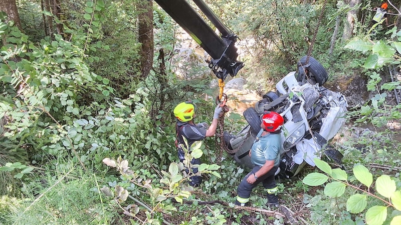 Two recovery cranes were needed to get the pile of scrap out of the creek bed. (Bild: FF Bad Goisern)