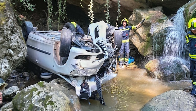 The white Skoda Fabia ended up on its roof in the bed of the stream. (Bild: FF Bad Goisern)