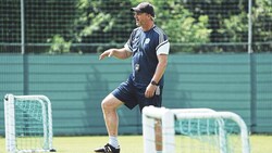 Markus Schopp am Trainingsplatz in Hartberg – wie lange der TSV noch dort trainiert, ist aktuell aber offen. (Bild: Pail Sepp/Sepp Pail)