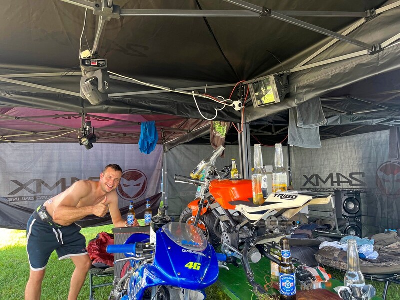 This fan has his own disco in his tent. (Bild: Chris Thor)