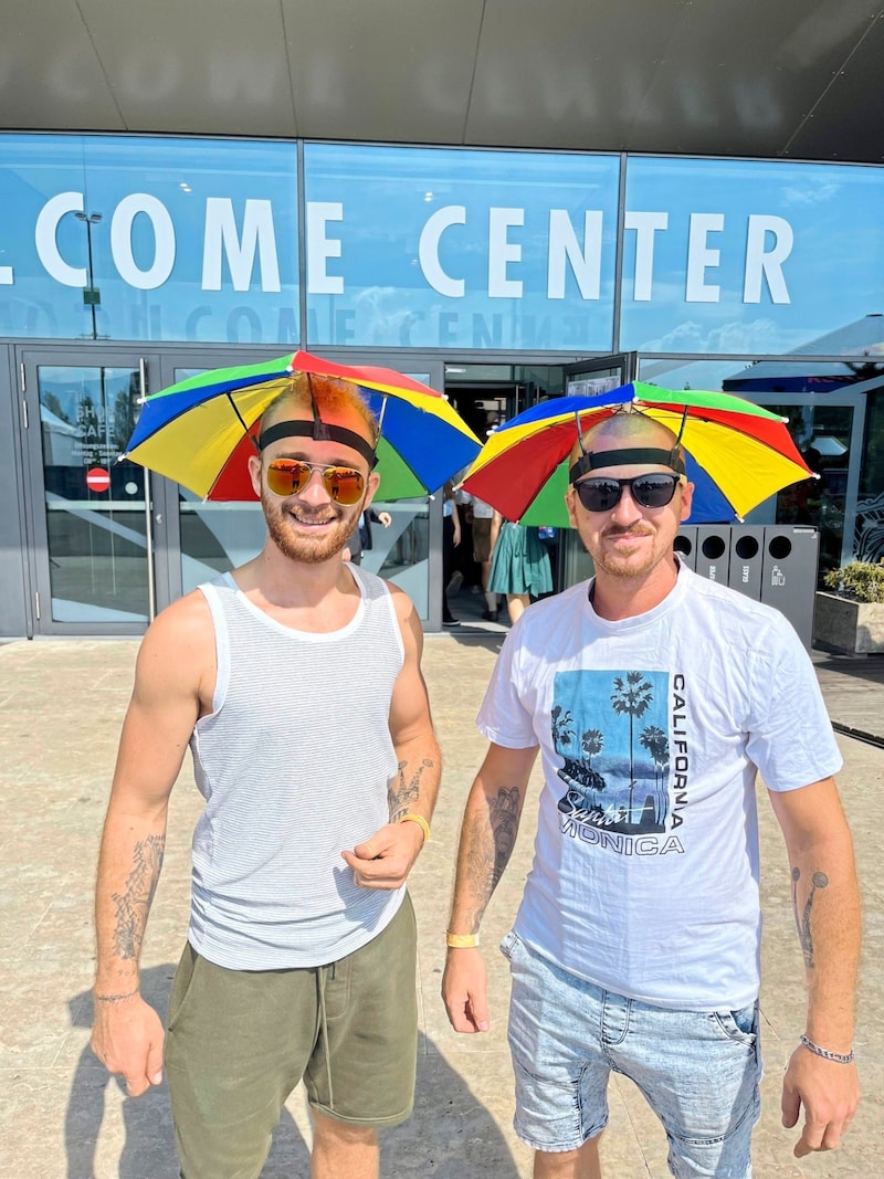 Visitors brave the hot temperatures with creative hats. (Bild: Chris Thor)