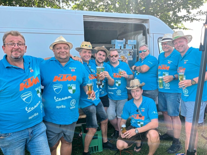 Die MotoGP-Anhänger aus Zwettl reisten mit eigenem Zapfhahn an.