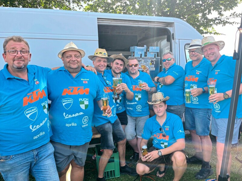 The MotoGP fans from Zwettl arrived with their own beer taps. (Bild: Chris Thor)