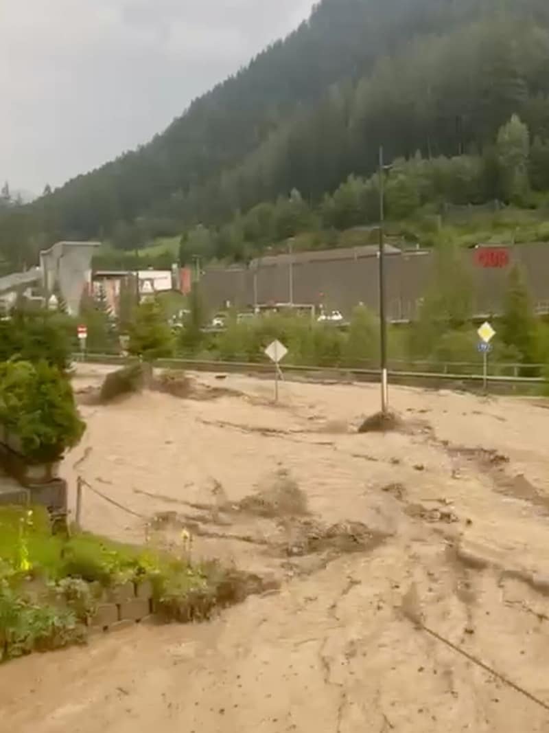 Überflutete Fahrbahn bei St. Anton (Bild: zVg)