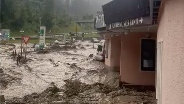 Wassermassen in St. Anton, die Bundesstraße wurde verlegt. (Bild: zVg)