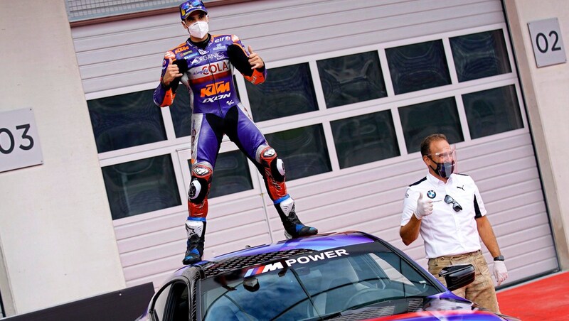 Great moment for KTM with Miguel Oliveira. (Bild: AP ( via APA) Austria Presse Agentur/Copyright 2020 The Associated Press. All rights reserved.)