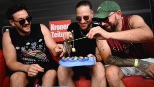 Paul Pizzera, Daniel Fellner und Christopher Seiler nutzten eine Spiele-Challenge als kleine Abwechslung. „Ich hab’ gerade einen Steckerlfisch aus der Donau rausgeholt“, so Pizzera. (Bild: Wenzel Markus)