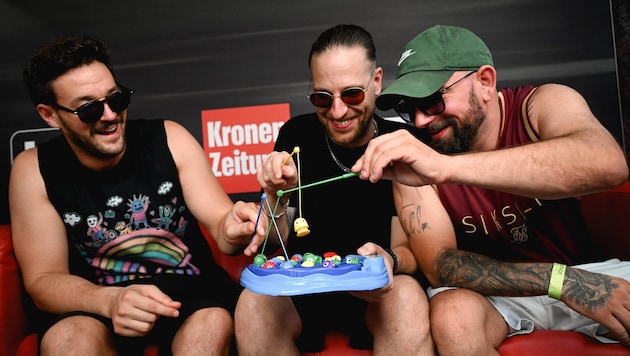 Paul Pizzera, Daniel Fellner und Christopher Seiler nutzten eine Spiele-Challenge als kleine Abwechslung. „Ich hab’ gerade einen Steckerlfisch aus der Donau rausgeholt“, so Pizzera. (Bild: Wenzel Markus)