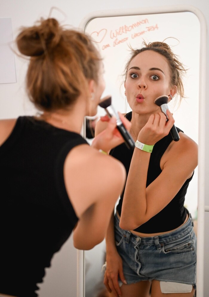 Laura Bilgeri machte sich in ihrer Garderobe bühnenfit.