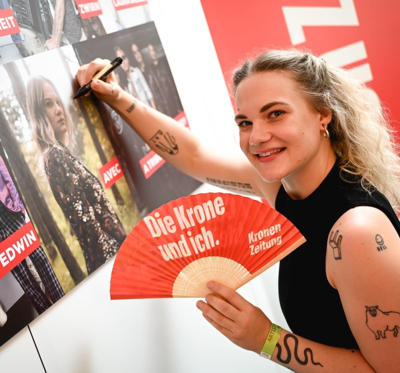 Miriam Hufnagl alias AVEC krallte sich zur Abkühlung gleich einen „Krone“-Fächer. (Bild: Wenzel Markus)