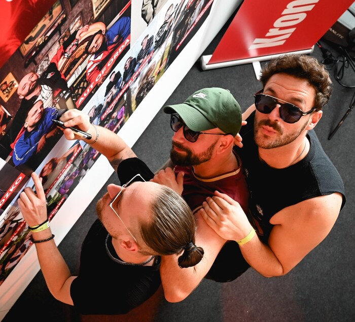 Auch AUT of ORDA verewigten sich auf der mit Fotos gespickten Starwand.