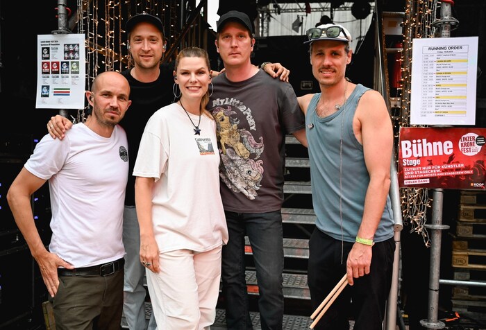 Juli mit ihren Jungs gut gelaunt vor dem Auftritt auf dem Linzer „Krone“-Fest. Danach gab’s eine ...