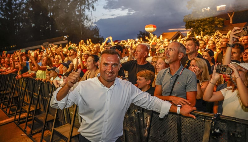 Party at the sanctuary: Aiderbichl boss Ehrengruber joined in the celebrations (Bild: Tschepp Markus)