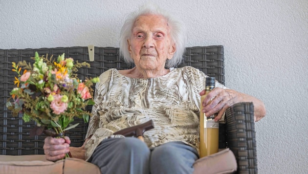 On her special day, she received egg liqueur and a bouquet of flowers from the "Krone". (Bild: Juergen Fuchs)