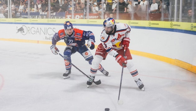 Trying hard, but also without scoring against ZSC Lions: Schneider (right, in front of Bünzli). (Bild: Gintare Karpaviciute - EC Red Bull Salzburg)