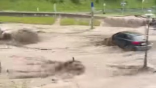 Autos wurden von den Fluten mitgerissen.