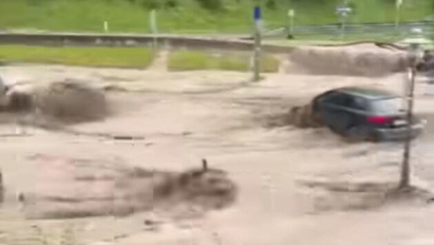 Cars were swept away by the floods. (Bild: zVg)