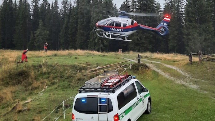 Am Reichenstein konnte ein Hubschrauber ein Wetterfenster nutzen und die zwei Alpinisten ins Tal ...