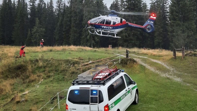 Am Reichenstein konnte ein Hubschrauber ein Wetterfenster nutzen und die zwei Alpinisten ins Tal bringen. (Bild: Bergrettung Steiermark)