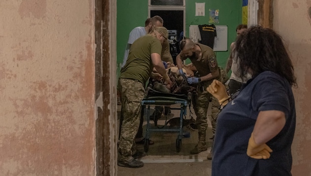 An injured soldier receives first aid in Pokrovsk. (Bild: AFP/Anna KURTH)